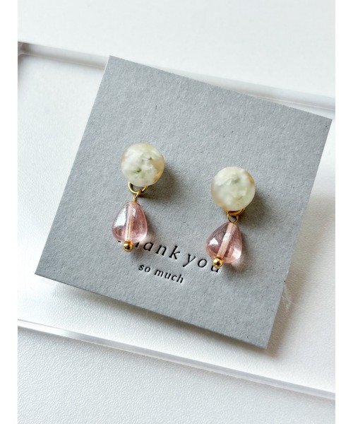tone(トーン)の「【YM】かすみ草×チェコガラスビーズ サージカルステンレスピアス(MA)(ピアス(両耳用)・レディース・ピンク・FREE)」の1枚目の写真