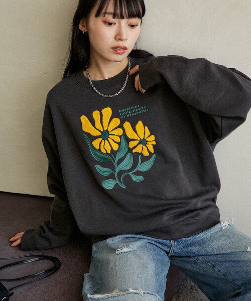 PUBLUX(パブリュクス)の「PUBLUX/パブリュクス デイジー 刺繍 クルー スウェット 限定展開(スウェット・レディース・チャコールグレー/ネイビー/ライトグレー・フリ-)」の8枚目の写真