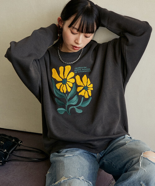 PUBLUX(パブリュクス)の「PUBLUX/パブリュクス デイジー 刺繍 クルー スウェット 限定展開(スウェット・レディース・チャコールグレー/ネイビー/ライトグレー・フリ-)」の9枚目の写真