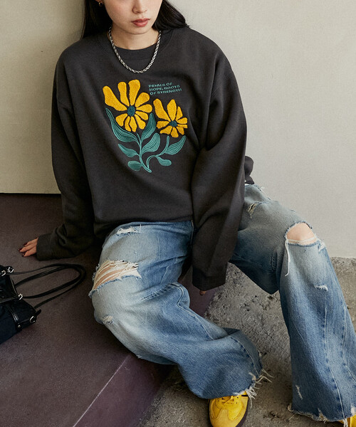 PUBLUX(パブリュクス)の「PUBLUX/パブリュクス デイジー 刺繍 クルー スウェット 限定展開(スウェット・レディース・チャコールグレー/ネイビー/ライトグレー・フリ-)」の10枚目の写真