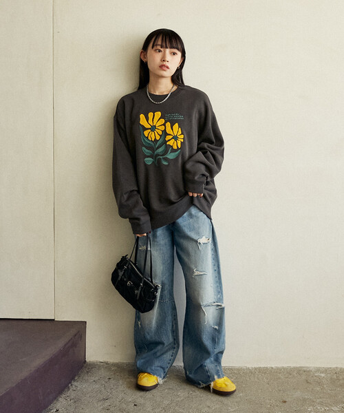 PUBLUX(パブリュクス)の「PUBLUX/パブリュクス デイジー 刺繍 クルー スウェット 限定展開(スウェット・レディース・チャコールグレー/ネイビー/ライトグレー・フリ-)」の12枚目の写真
