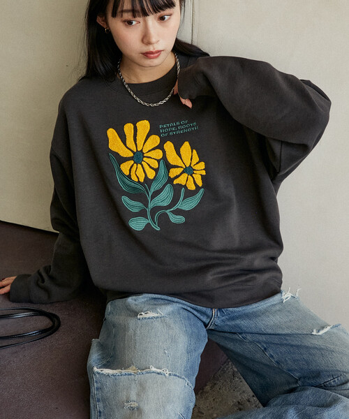 PUBLUX(パブリュクス)の「PUBLUX/パブリュクス デイジー 刺繍 クルー スウェット 限定展開(スウェット・レディース・チャコールグレー/ネイビー/ライトグレー・フリ-)」の15枚目の写真