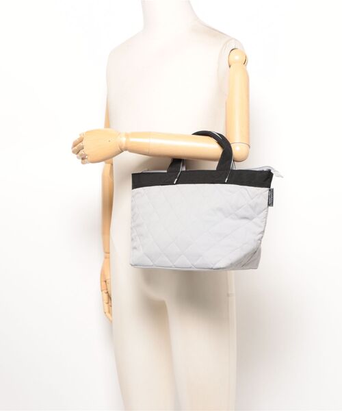 and it_(アンドイット)の「キルティングミニトート(トートバッグ・レディース・ブラック/モカ・FREE)」の7枚目の写真