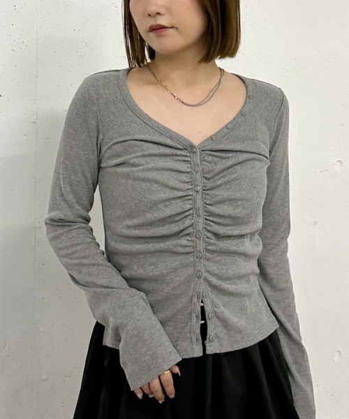 archives（アルシーヴ）の「ボタンギャザーＶネックＴＯＰＳ（Tシャツ/カットソー・レディース・ブラック/イエロー/グレー・MEDIUM）」の2枚目の写真