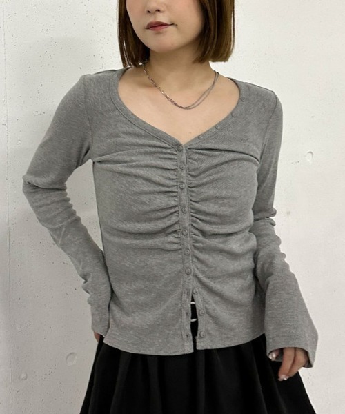 archives（アルシーヴ）の「ボタンギャザーＶネックＴＯＰＳ（Tシャツ/カットソー・レディース・ブラック/イエロー/グレー・MEDIUM）」の4枚目の写真