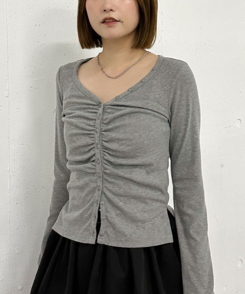 archives（アルシーヴ）の「ボタンギャザーＶネックＴＯＰＳ（Tシャツ/カットソー・レディース・ブラック/イエロー/グレー・MEDIUM）」の5枚目の写真