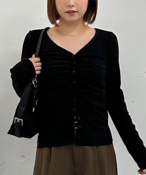 archives（アルシーヴ）の「ボタンギャザーＶネックＴＯＰＳ（Tシャツ/カットソー・レディース・ブラック/イエロー/グレー・MEDIUM）」の13枚目の写真