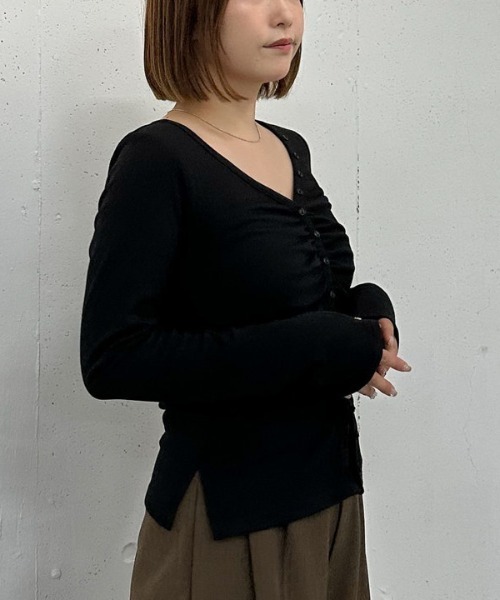 archives（アルシーヴ）の「ボタンギャザーＶネックＴＯＰＳ（Tシャツ/カットソー・レディース・ブラック/イエロー/グレー・MEDIUM）」の14枚目の写真