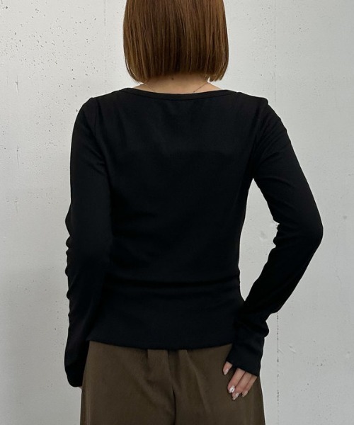 archives（アルシーヴ）の「ボタンギャザーＶネックＴＯＰＳ（Tシャツ/カットソー・レディース・ブラック/イエロー/グレー・MEDIUM）」の15枚目の写真