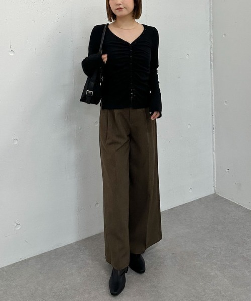 archives（アルシーヴ）の「ボタンギャザーＶネックＴＯＰＳ（Tシャツ/カットソー・レディース・ブラック/イエロー/グレー・MEDIUM）」の17枚目の写真