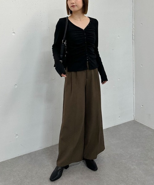 archives（アルシーヴ）の「ボタンギャザーＶネックＴＯＰＳ（Tシャツ/カットソー・レディース・ブラック/イエロー/グレー・MEDIUM）」の18枚目の写真