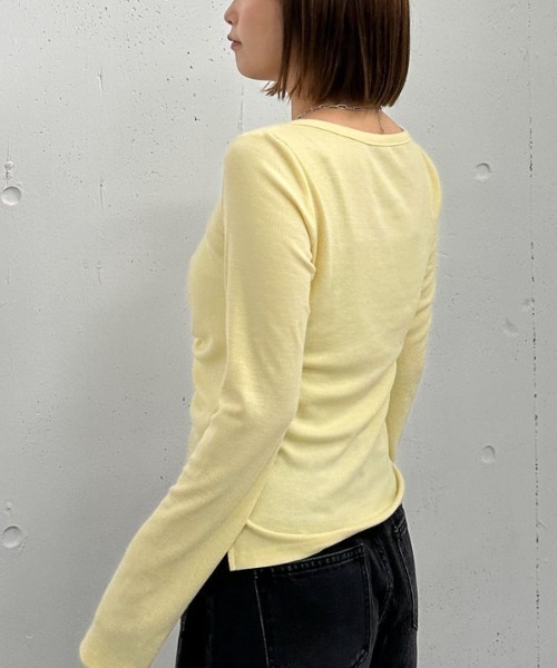 archives（アルシーヴ）の「ボタンギャザーＶネックＴＯＰＳ（Tシャツ/カットソー・レディース・ブラック/イエロー/グレー・MEDIUM）」の22枚目の写真