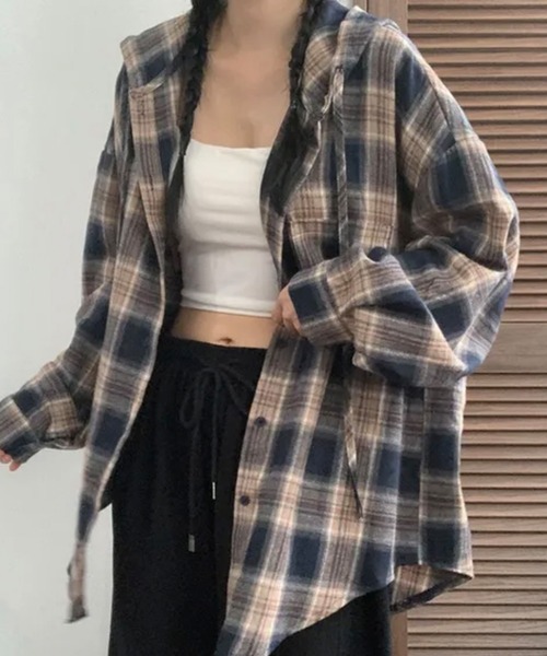 LAFFMO(ラフモ)の「チェック柄フード付きオーバーサイズシャツ(シャツ/ブラウス・レディース・ネイビー/ブラウン/レッド・F)」の3枚目の写真