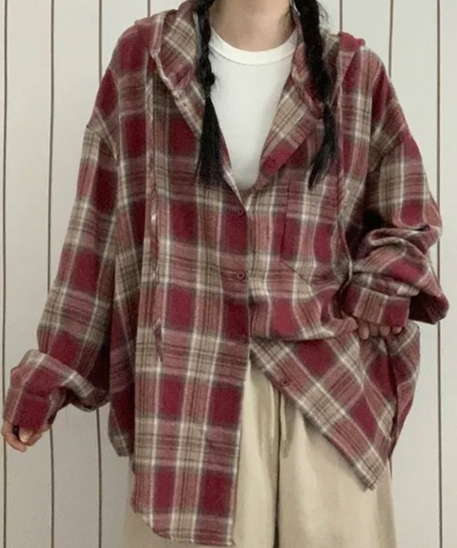 LAFFMO(ラフモ)の「チェック柄フード付きオーバーサイズシャツ(シャツ/ブラウス・レディース・ネイビー/ブラウン/レッド・F)」の1枚目の写真