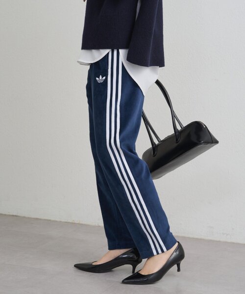 LOUNGEDRESS(ラウンジドレス)の「adidas ベロアトラックパンツ(その他パンツ・レディース・グリーン/ネイビー・SMALL)」の2枚目の写真
