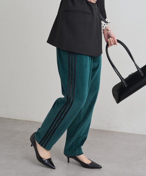 LOUNGEDRESS(ラウンジドレス)の「adidas ベロアトラックパンツ(その他パンツ・レディース・グリーン/ネイビー・SMALL)」の1枚目の写真