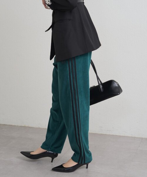 LOUNGEDRESS(ラウンジドレス)の「adidas ベロアトラックパンツ(その他パンツ・レディース・グリーン/ネイビー・SMALL)」の5枚目の写真
