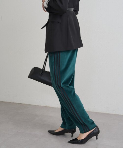 LOUNGEDRESS(ラウンジドレス)の「adidas ベロアトラックパンツ(その他パンツ・レディース・グリーン/ネイビー・SMALL)」の4枚目の写真