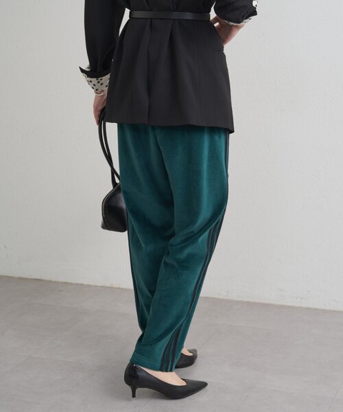 LOUNGEDRESS(ラウンジドレス)の「adidas ベロアトラックパンツ(その他パンツ・レディース・グリーン/ネイビー・SMALL)」の3枚目の写真