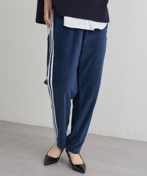 LOUNGEDRESS(ラウンジドレス)の「adidas ベロアトラックパンツ(その他パンツ・レディース・グリーン/ネイビー・SMALL)」の22枚目の写真