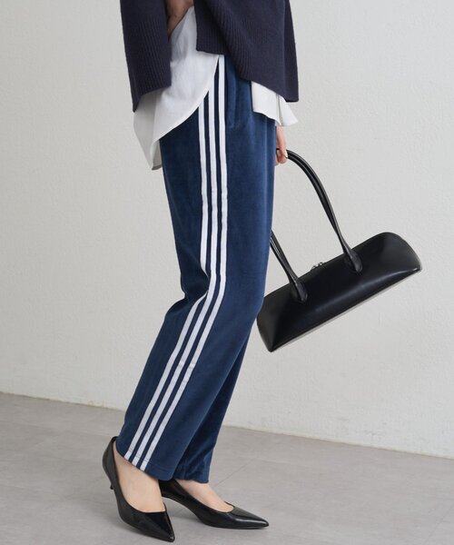 LOUNGEDRESS(ラウンジドレス)の「adidas ベロアトラックパンツ(その他パンツ・レディース・グリーン/ネイビー・SMALL)」の19枚目の写真