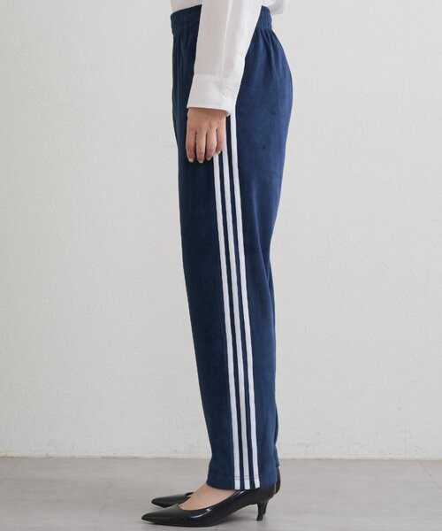 LOUNGEDRESS(ラウンジドレス)の「adidas ベロアトラックパンツ(その他パンツ・レディース・グリーン/ネイビー・SMALL)」の17枚目の写真