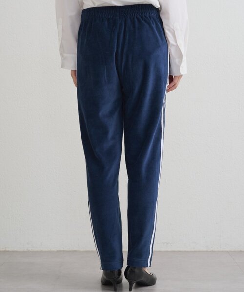 LOUNGEDRESS(ラウンジドレス)の「adidas ベロアトラックパンツ(その他パンツ・レディース・グリーン/ネイビー・SMALL)」の16枚目の写真