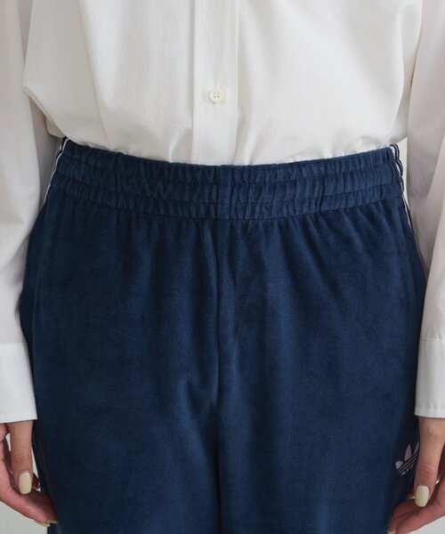 LOUNGEDRESS(ラウンジドレス)の「adidas ベロアトラックパンツ(その他パンツ・レディース・グリーン/ネイビー・SMALL)」の15枚目の写真