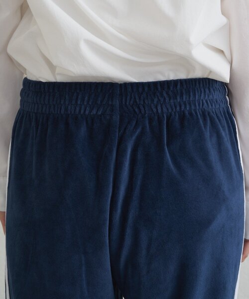 LOUNGEDRESS(ラウンジドレス)の「adidas ベロアトラックパンツ(その他パンツ・レディース・グリーン/ネイビー・SMALL)」の14枚目の写真