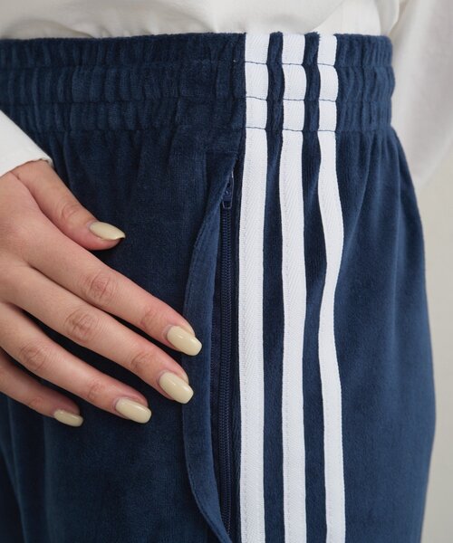 LOUNGEDRESS(ラウンジドレス)の「adidas ベロアトラックパンツ(その他パンツ・レディース・グリーン/ネイビー・SMALL)」の12枚目の写真
