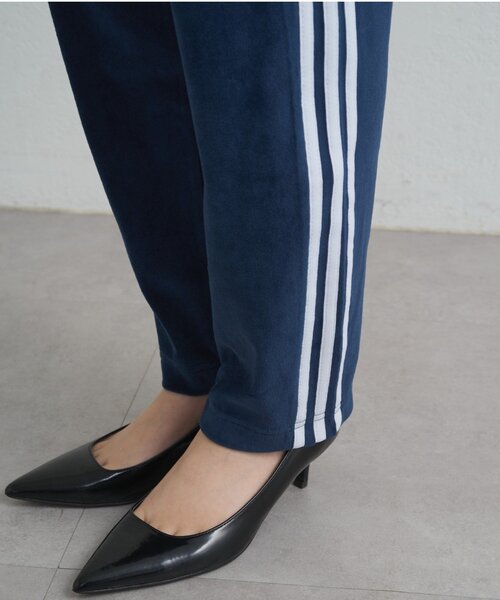 LOUNGEDRESS(ラウンジドレス)の「adidas ベロアトラックパンツ(その他パンツ・レディース・グリーン/ネイビー・SMALL)」の11枚目の写真
