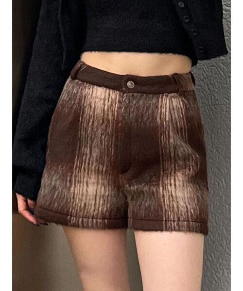 EMODA(エモダ)の「タックシャギーショートパンツ(その他パンツ・レディース・ブラウン/ブラック/グレー・SMALL/MEDIUM)」の3枚目の写真