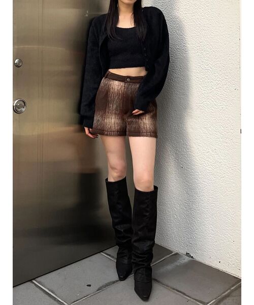 EMODA(エモダ)の「タックシャギーショートパンツ(その他パンツ・レディース・ブラウン/ブラック/グレー・SMALL/MEDIUM)」の6枚目の写真