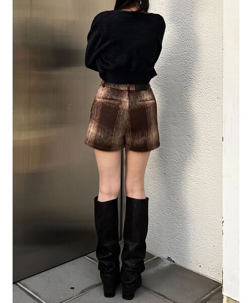 EMODA(エモダ)の「タックシャギーショートパンツ(その他パンツ・レディース・ブラウン/ブラック/グレー・SMALL/MEDIUM)」の7枚目の写真