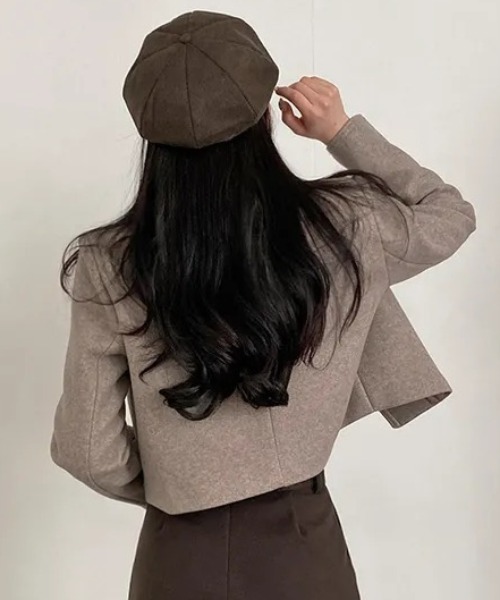 emi+（エミプラス）の「ショート丈テーラードジャケット（テーラードジャケット・レディース・グレー/モカ・FREE）」の4枚目の写真