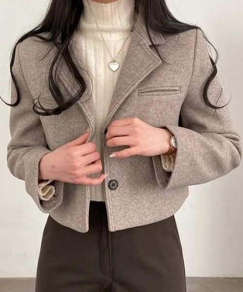 emi+（エミプラス）の「ショート丈テーラードジャケット（テーラードジャケット・レディース・グレー/モカ・FREE）」の6枚目の写真