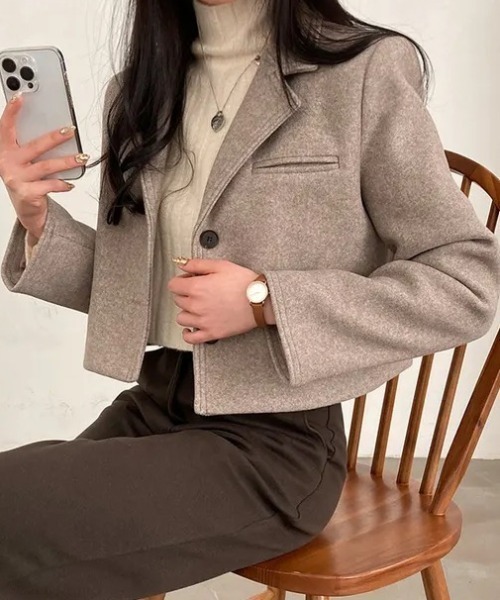 emi+（エミプラス）の「ショート丈テーラードジャケット（テーラードジャケット・レディース・グレー/モカ・FREE）」の7枚目の写真