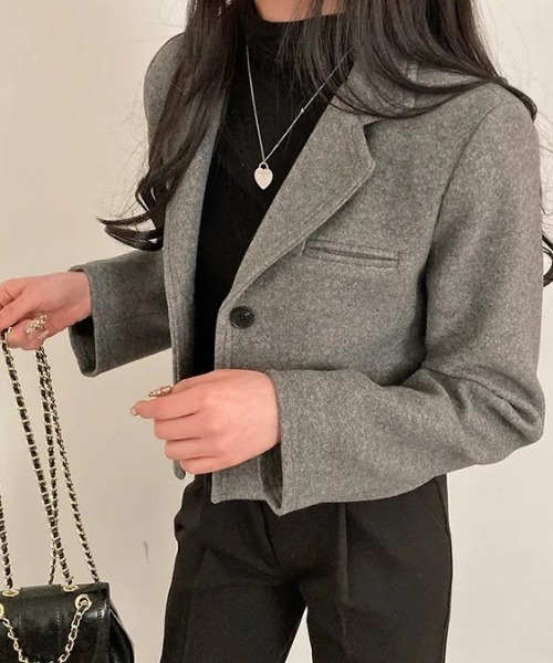 emi+（エミプラス）の「ショート丈テーラードジャケット（テーラードジャケット・レディース・グレー/モカ・FREE）」の9枚目の写真