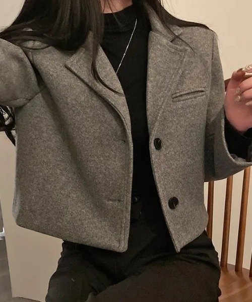 emi+（エミプラス）の「ショート丈テーラードジャケット（テーラードジャケット・レディース・グレー/モカ・FREE）」の11枚目の写真