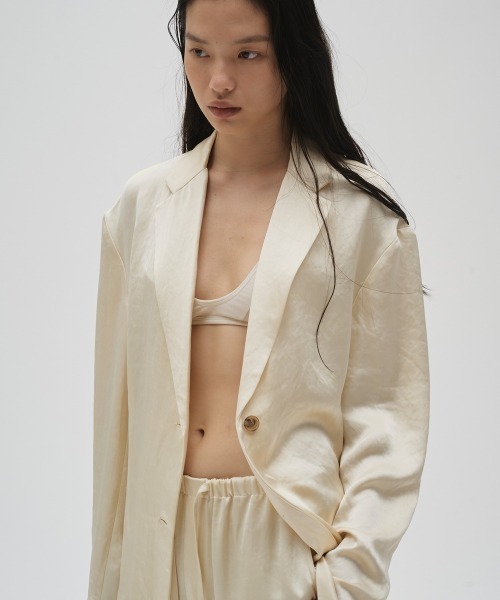 TODAYFUL(トゥデイフル)の「Satin Over Jacket(テーラードジャケット・レディース・キナリ/ブラック/ダークブラウン・36inch/38inch)」の2枚目の写真