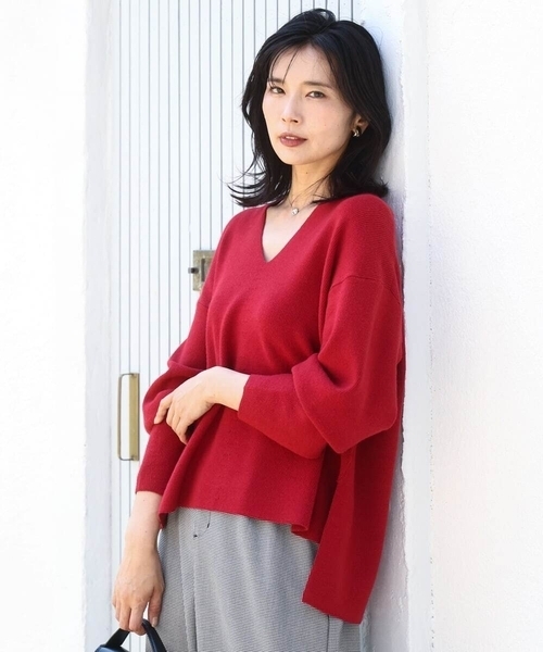 MK MICHEL KLEIN(エムケーミッシェルクラン)の「片畦編みVネックニット/洗える(ニット/セーター・レディース・アイボリー/モカ/レッド/ライトグレー/ネイビー/ライトブルー・38)」の1枚目の写真