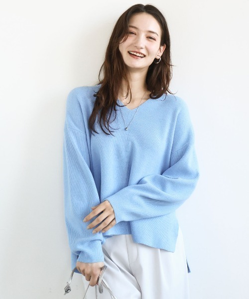 MK MICHEL KLEIN(エムケーミッシェルクラン)の「片畦編みVネックニット/洗える(ニット/セーター・レディース・アイボリー/モカ/レッド/ライトグレー/ネイビー/ライトブルー・38)」の5枚目の写真