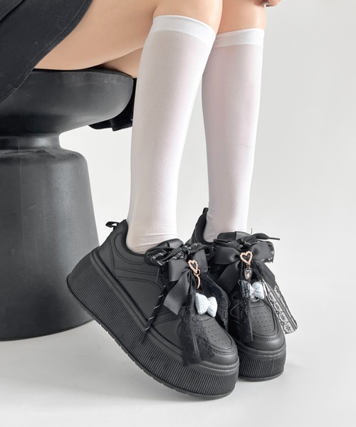 Shoes in Closet(シューズインクローゼット)の「厚底 プラットフォーム チャーム付 ダブルシューレース コート スニーカー 5435(スニーカー・レディース・ホワイト/ブラック・M/L/LL/S)」の1枚目の写真