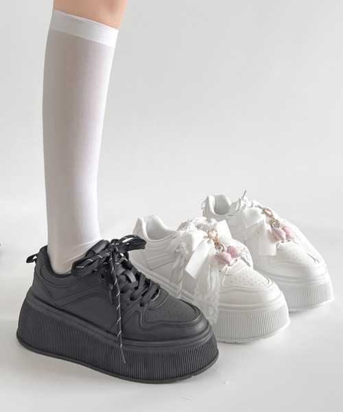 Shoes in Closet(シューズインクローゼット)の「厚底 プラットフォーム チャーム付 ダブルシューレース コート スニーカー 5435(スニーカー・レディース・ホワイト/ブラック・M/L/LL/S)」の3枚目の写真