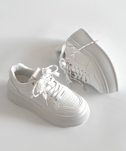 Shoes in Closet(シューズインクローゼット)の「厚底 プラットフォーム チャーム付 ダブルシューレース コート スニーカー 5435(スニーカー・レディース・ホワイト/ブラック・M/L/LL/S)」の11枚目の写真