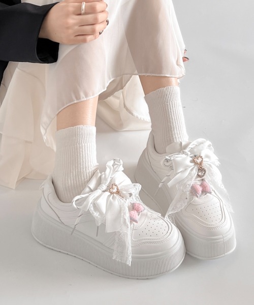 Shoes in Closet(シューズインクローゼット)の「厚底 プラットフォーム チャーム付 ダブルシューレース コート スニーカー 5435(スニーカー・レディース・ホワイト/ブラック・M/L/LL/S)」の6枚目の写真