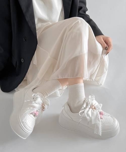 Shoes in Closet(シューズインクローゼット)の「厚底 プラットフォーム チャーム付 ダブルシューレース コート スニーカー 5435(スニーカー・レディース・ホワイト/ブラック・M/L/LL/S)」の7枚目の写真