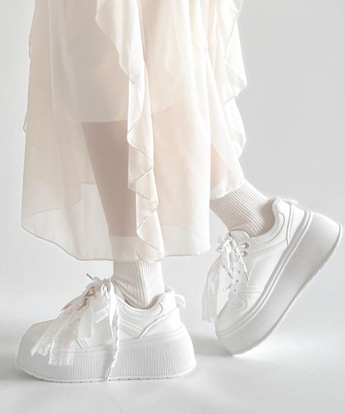 Shoes in Closet(シューズインクローゼット)の「厚底 プラットフォーム チャーム付 ダブルシューレース コート スニーカー 5435(スニーカー・レディース・ホワイト/ブラック・M/L/LL/S)」の5枚目の写真