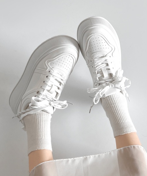 Shoes in Closet(シューズインクローゼット)の「厚底 プラットフォーム チャーム付 ダブルシューレース コート スニーカー 5435(スニーカー・レディース・ホワイト/ブラック・M/L/LL/S)」の9枚目の写真