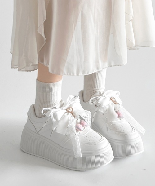 Shoes in Closet(シューズインクローゼット)の「厚底 プラットフォーム チャーム付 ダブルシューレース コート スニーカー 5435(スニーカー・レディース・ホワイト/ブラック・M/L/LL/S)」の4枚目の写真